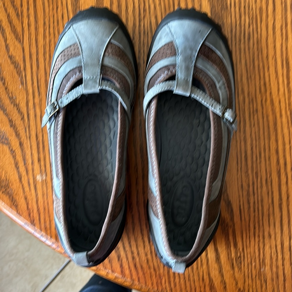 Women’s Privo shoes. Size 8M.